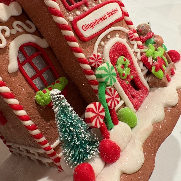 Lit Gingerbread Village Gingerbread Station by
Valerie - Picture 11 of 15